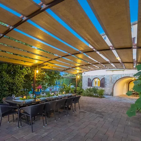4 Bedroom Lovely In Sveti Anton