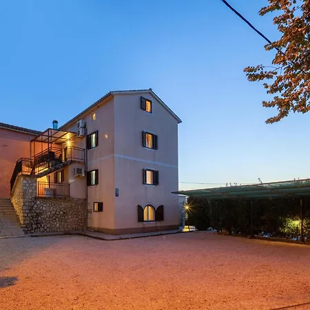 4 Bedroom Lovely In Nyaraló Sveti Anton