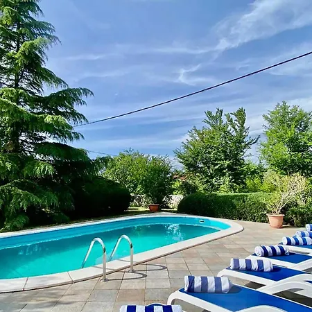 4 Bedroom Lovely In Sveti Anton