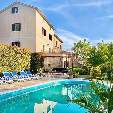 Nyaraló 4 Bedroom Lovely In